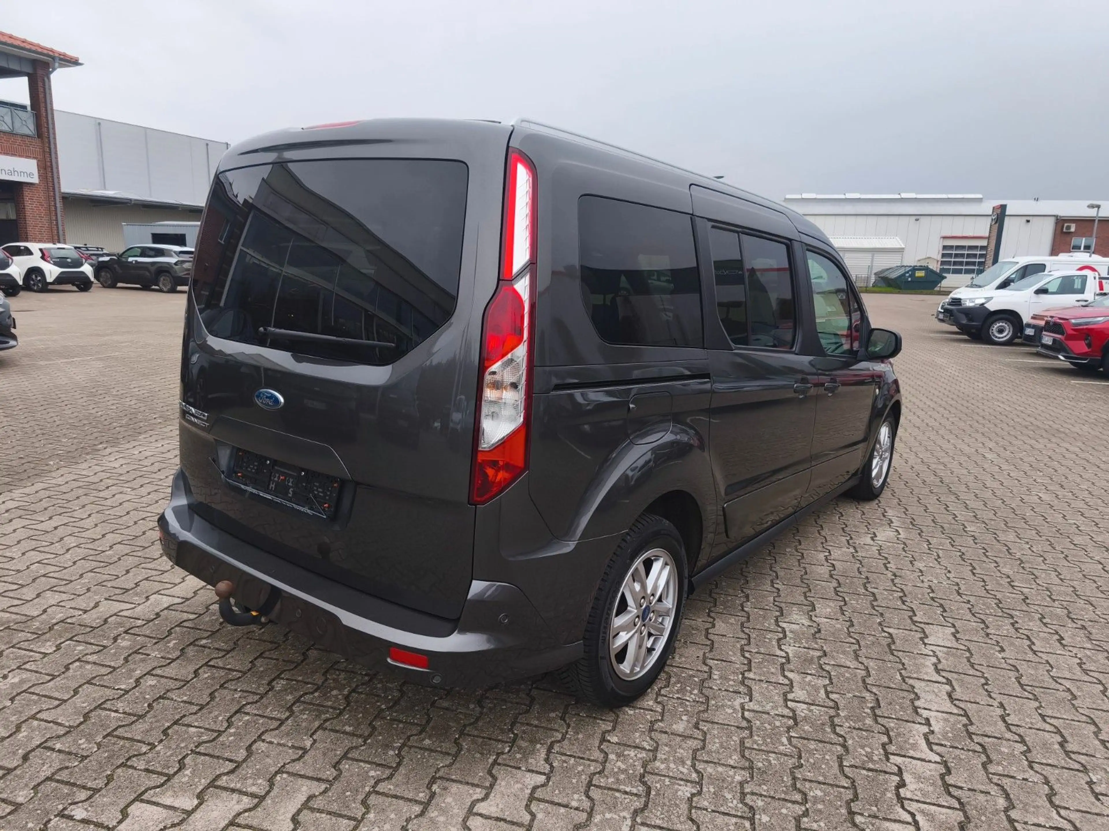 Ford Grand Tourneo Connect Titanium — photo 6