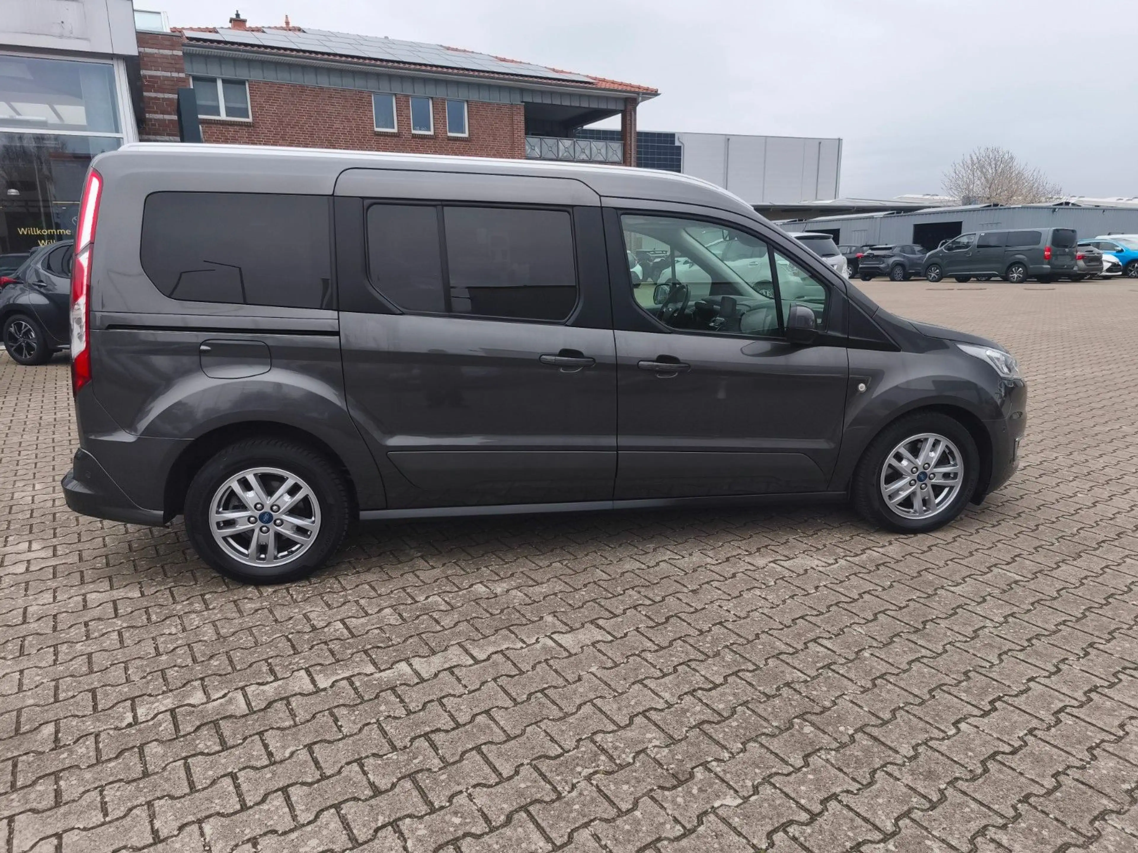 Ford Grand Tourneo Connect Titanium — photo 7