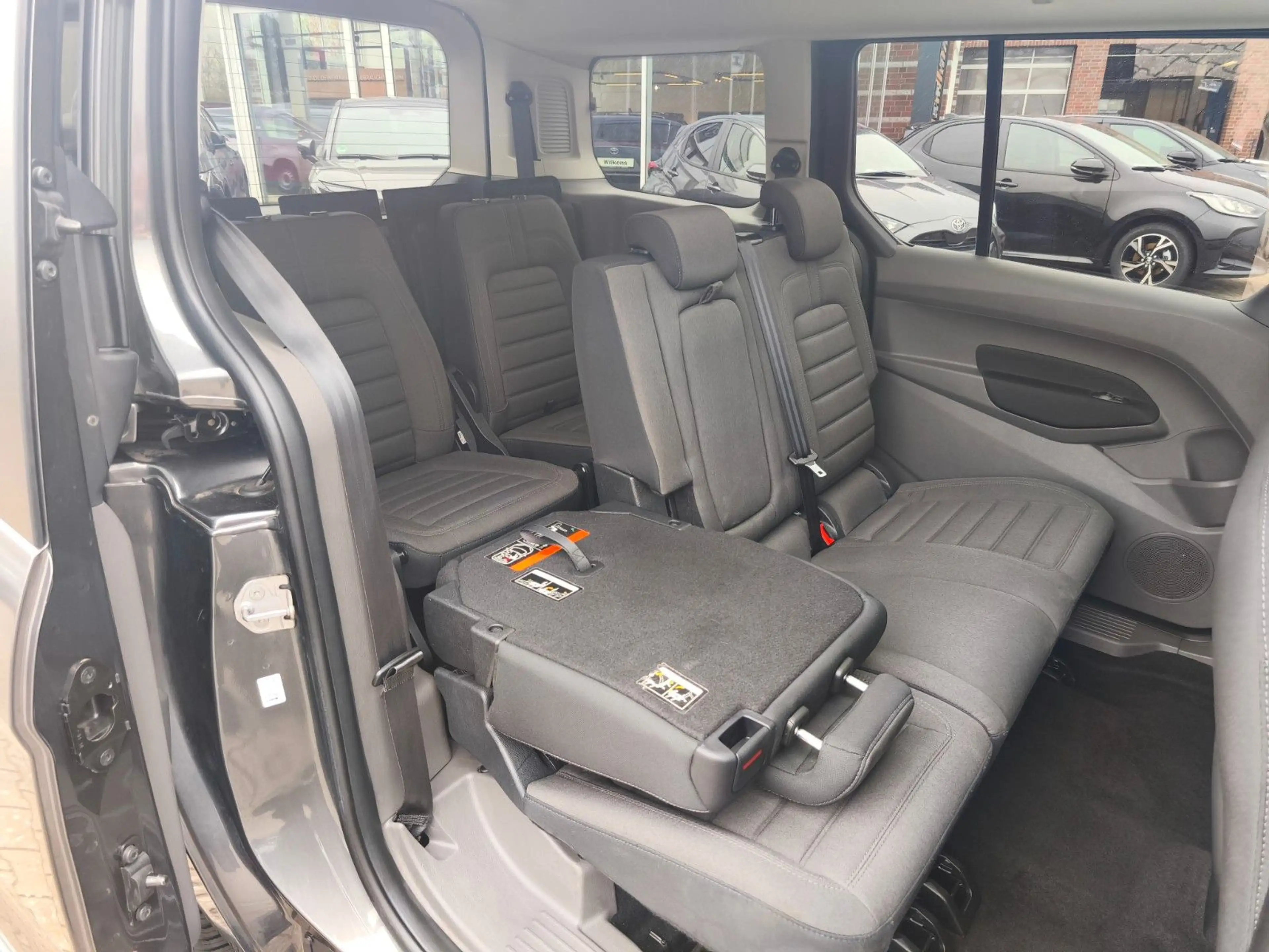 Ford Grand Tourneo Connect Titanium — photo 11