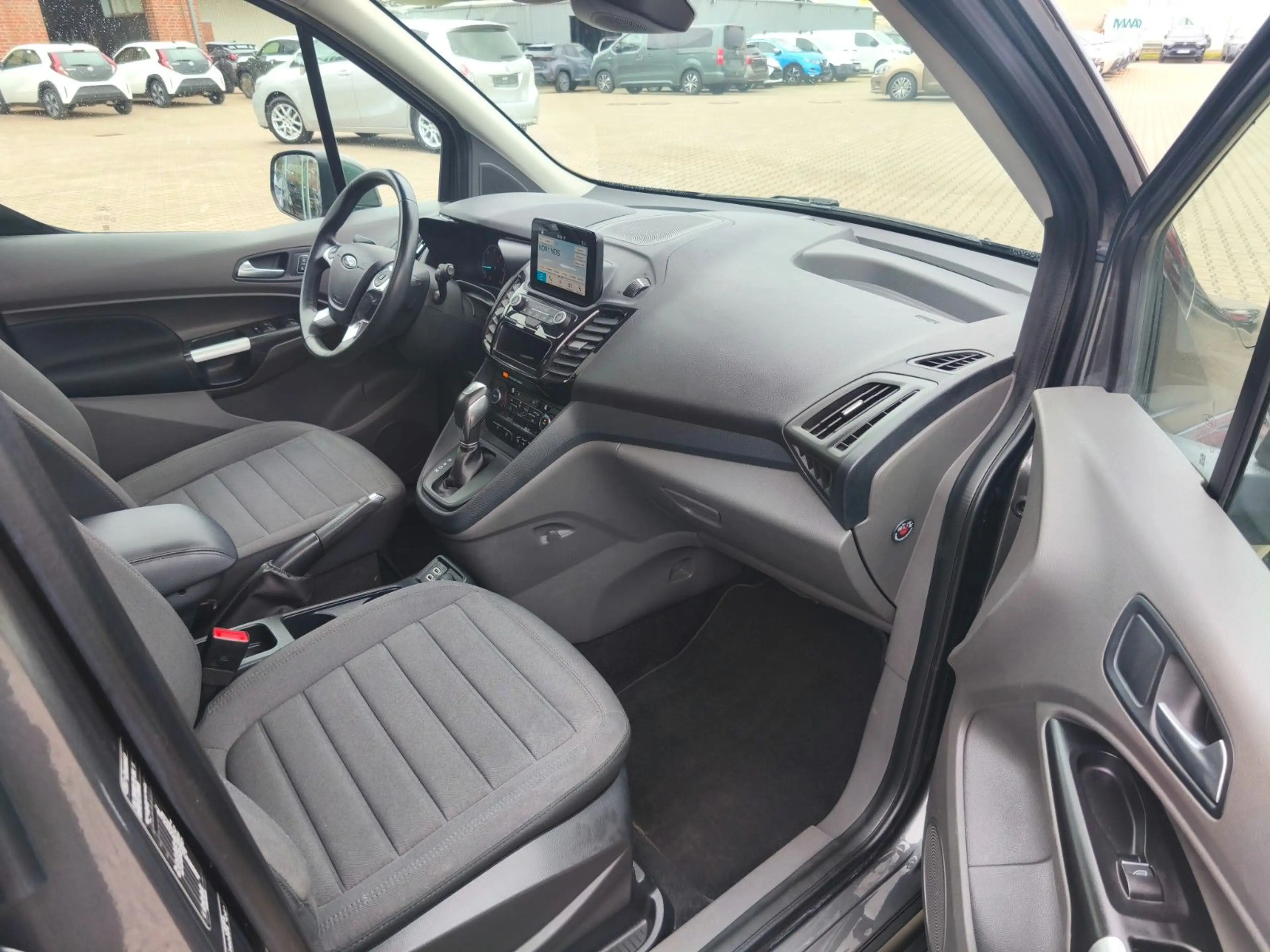 Ford Grand Tourneo Connect Titanium — photo 10