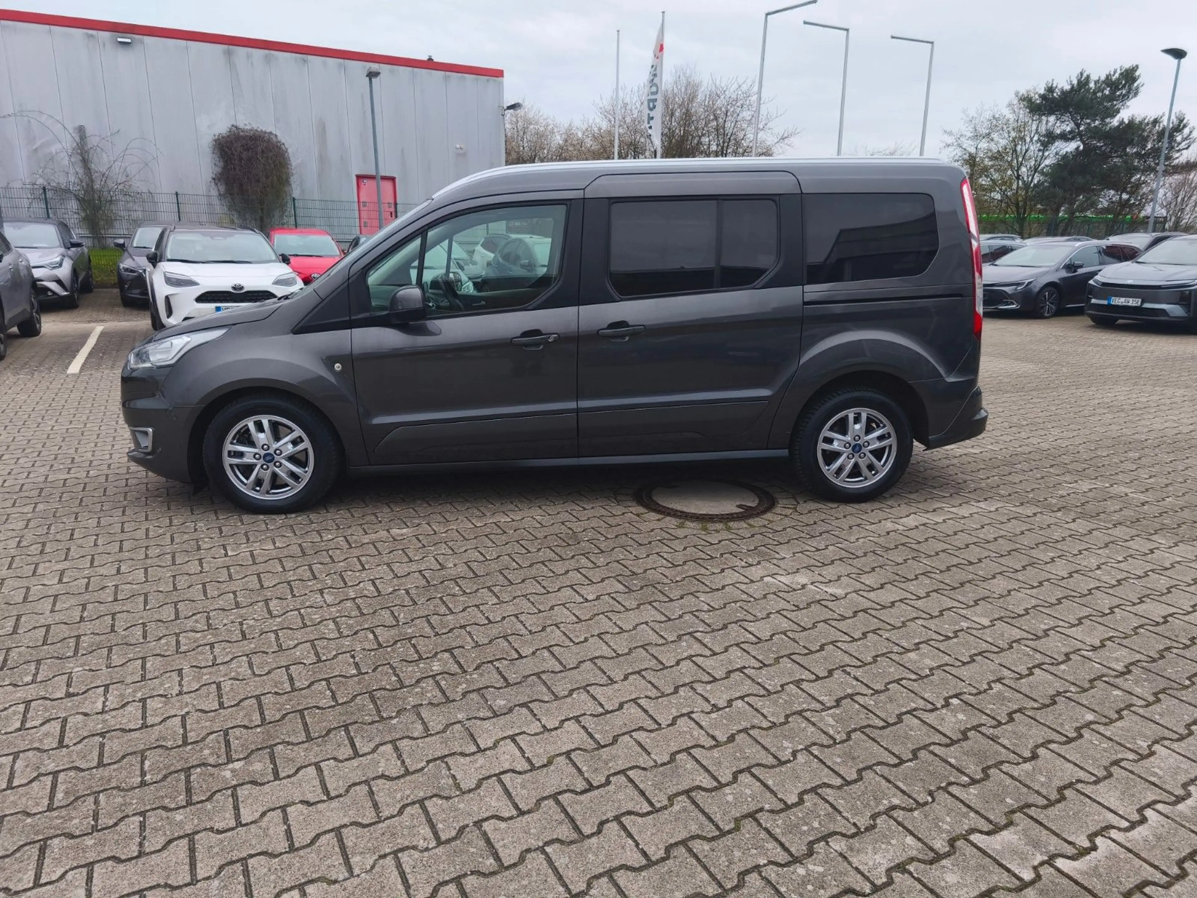 Ford Grand Tourneo Connect Titanium — photo 4