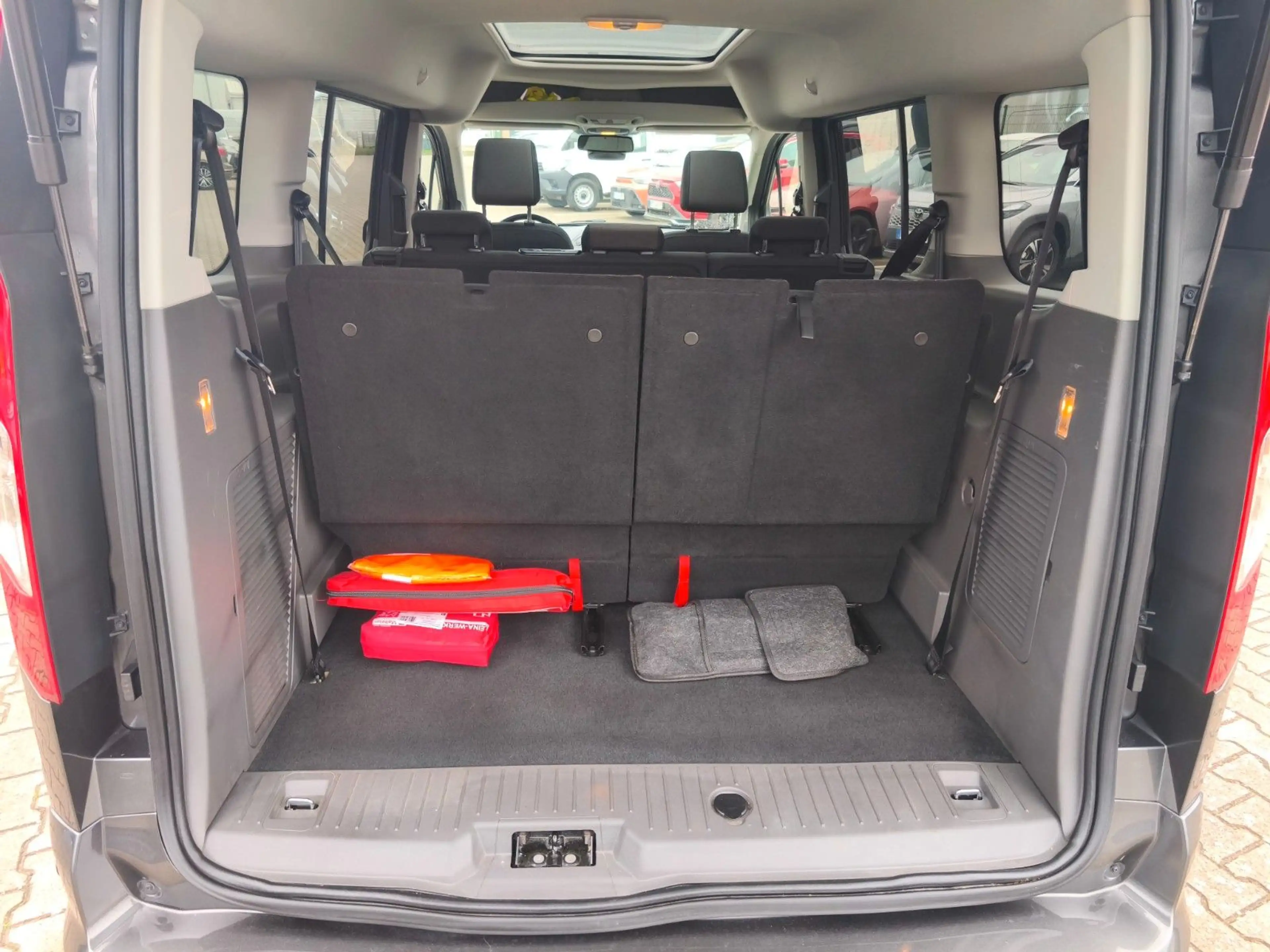 Ford Grand Tourneo Connect Titanium — photo 12