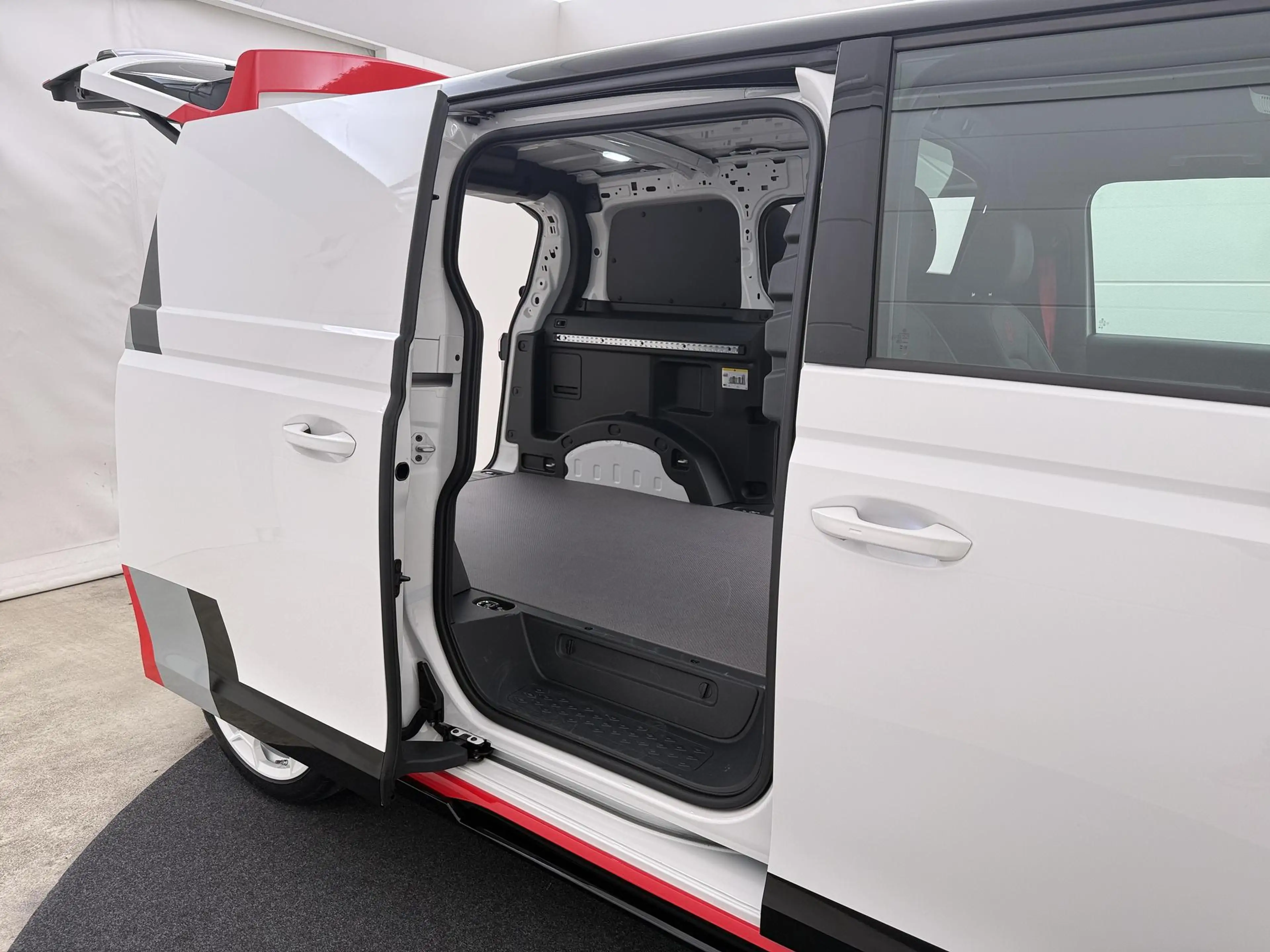 Volkswagen ID. Buzz Cargo Bedrijfswagens Bulli Limited Edition 250 kW / 340 — photo 7