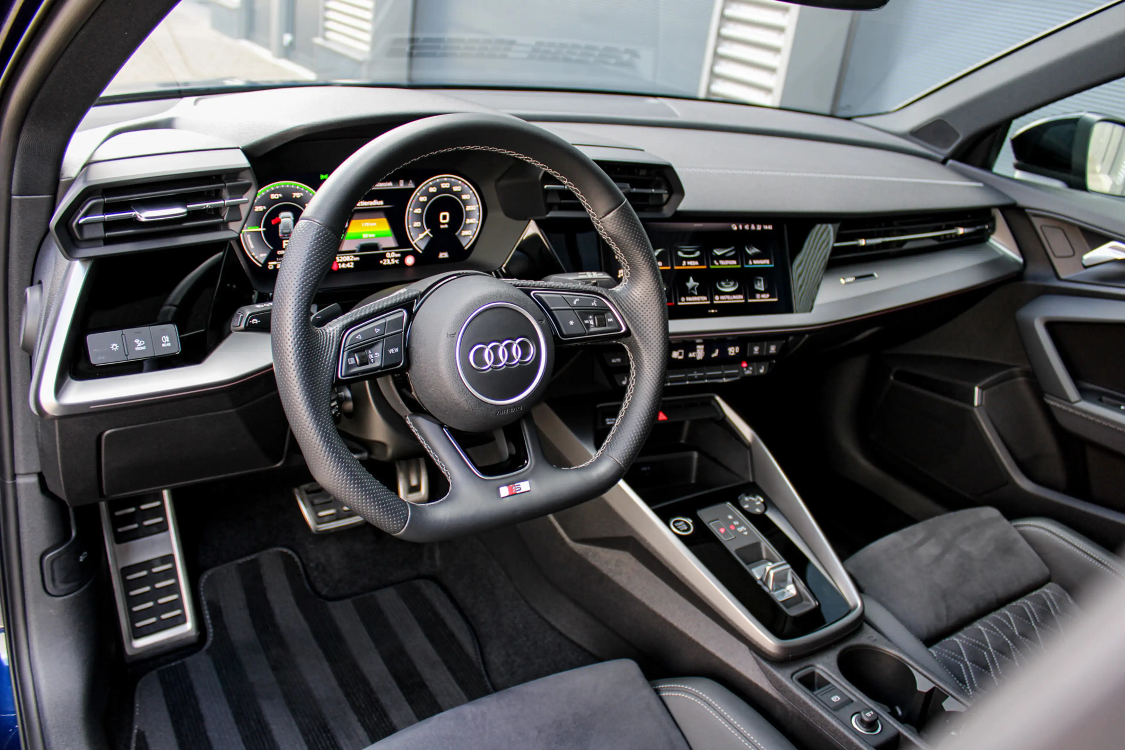 Audi A3 Sportback 45 TFSI e S edition Competition | Pano | — photo 5