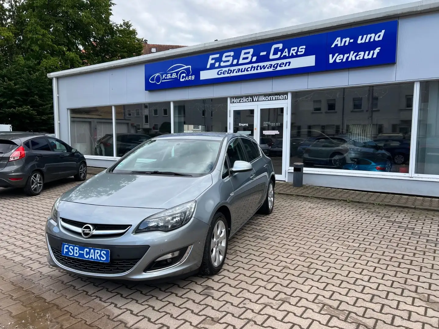 Opel Astra J Lim. 5-trg. Exklusiv Navi Teilleder Silber - 1