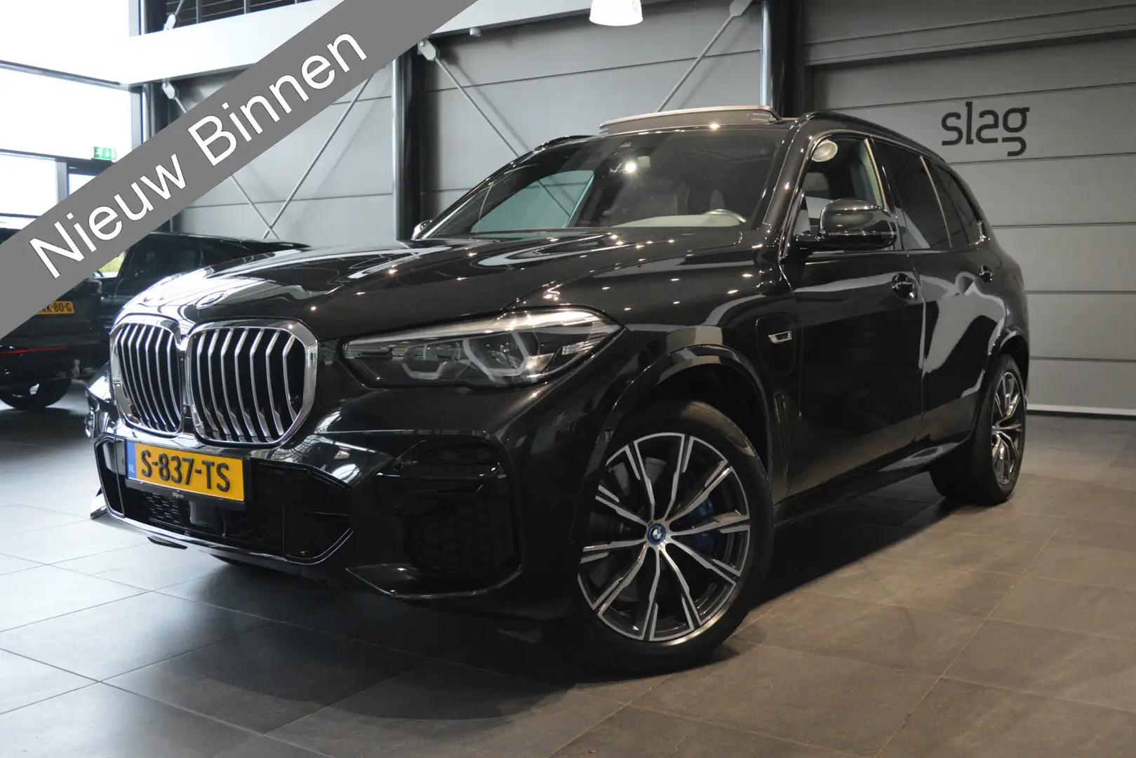 BMW X5 xDrive45e M-pakket pano camera leer trekhaak 20 in Zwart - 1