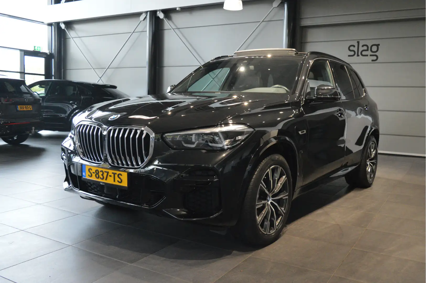BMW X5 xDrive45e M-pakket pano camera leer trekhaak 20 in Zwart - 2