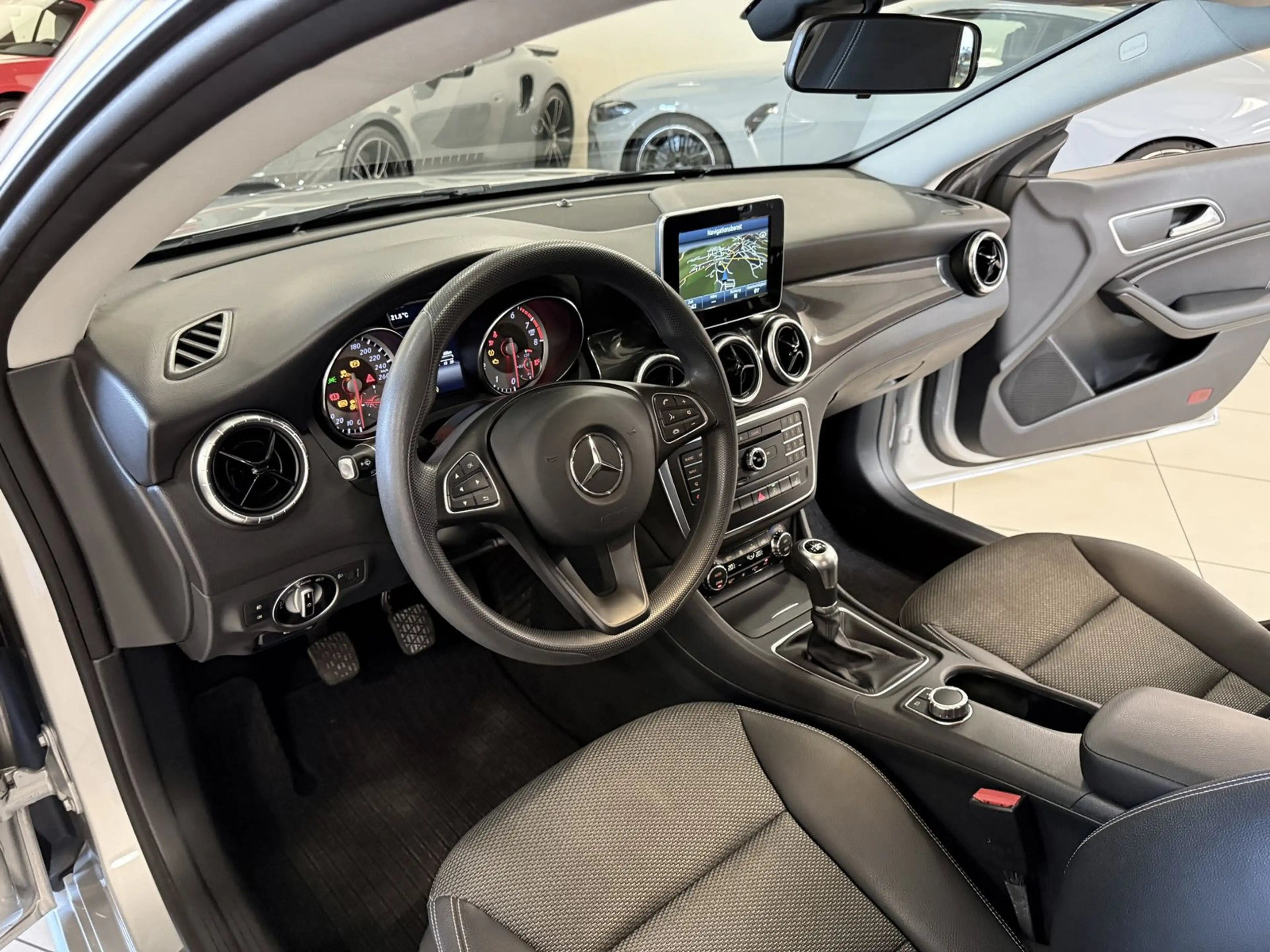 Mercedes-Benz CLA 200 *1.Hand - Navi - Kamera* — photo 11