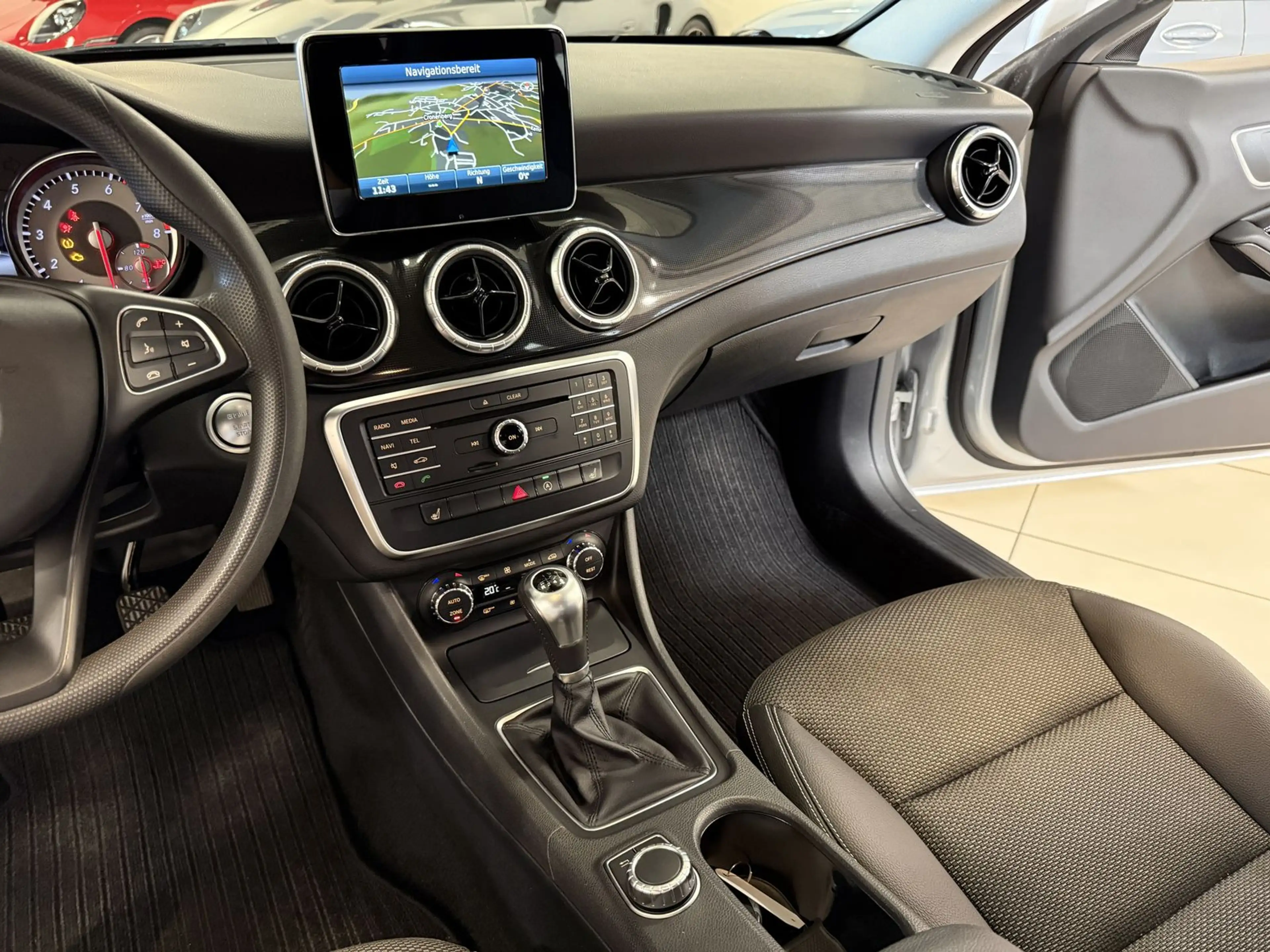 Mercedes-Benz CLA 200 *1.Hand - Navi - Kamera* — photo 12