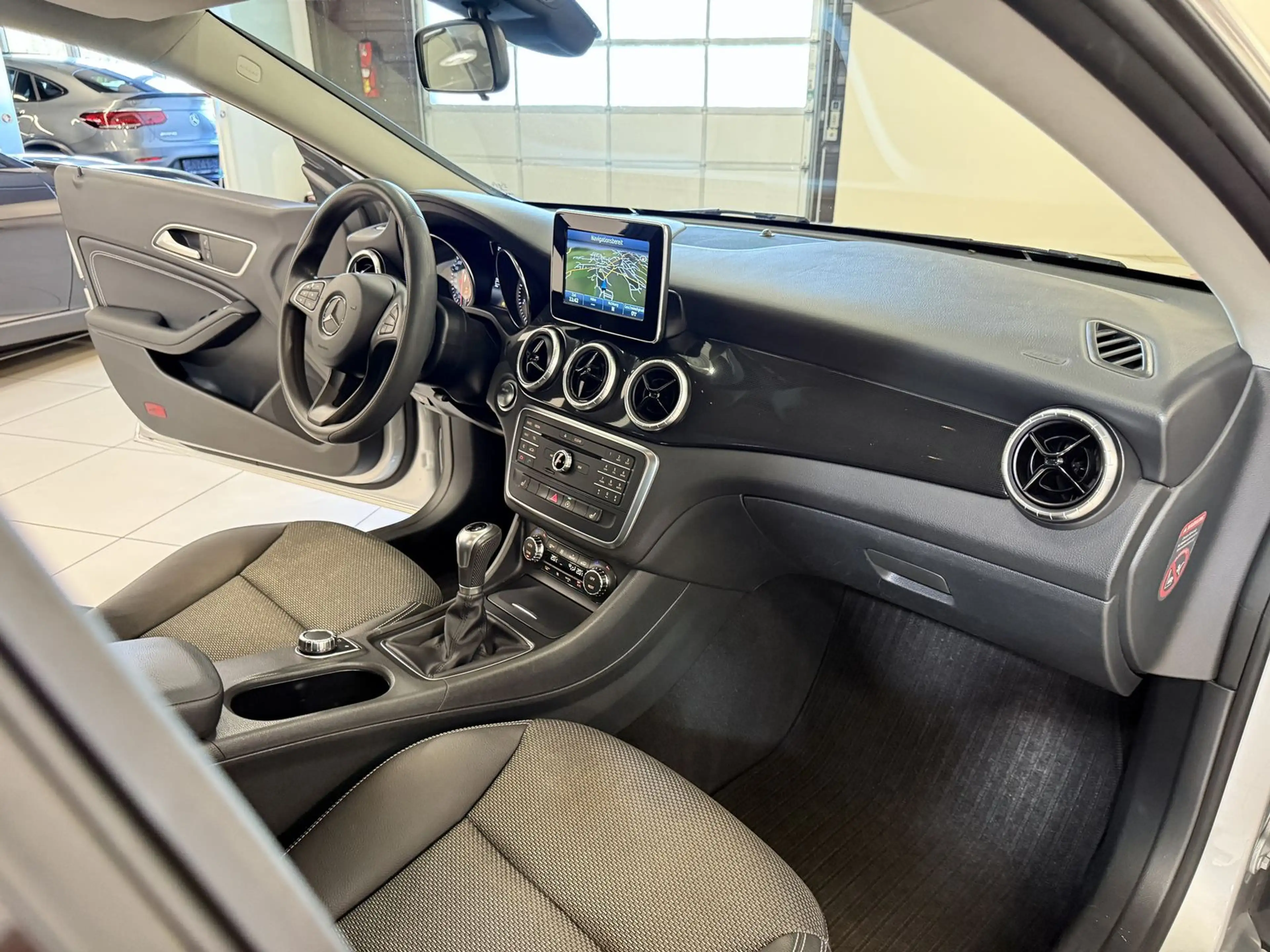 Mercedes-Benz CLA 200 *1.Hand - Navi - Kamera* — photo 9