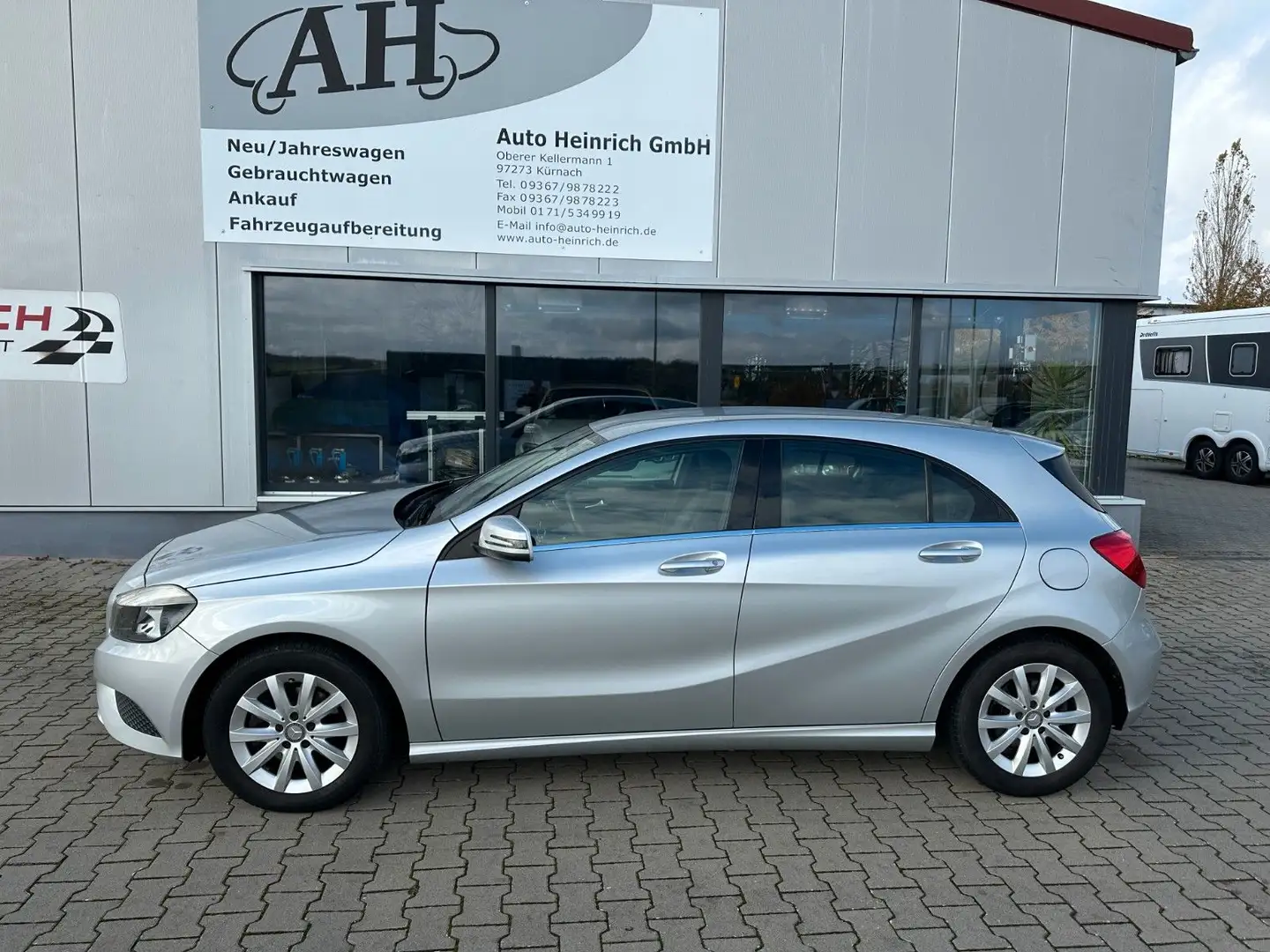 Mercedes-Benz A 180 BlueEfficiency Style 5trg. Navi*SHZ*Alu*WR&SR Silber - 2