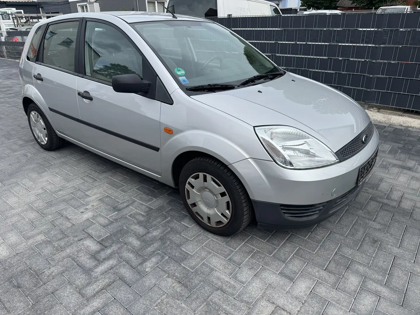 Ford Fiesta Ambiente Stříbrná - 1