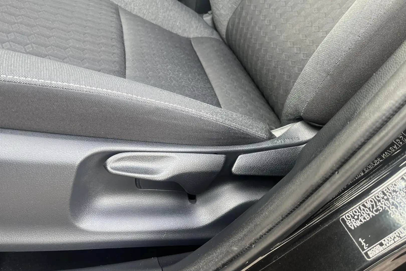 Toyota Yaris 1.5 Hybrid Active All season Zwart - 2