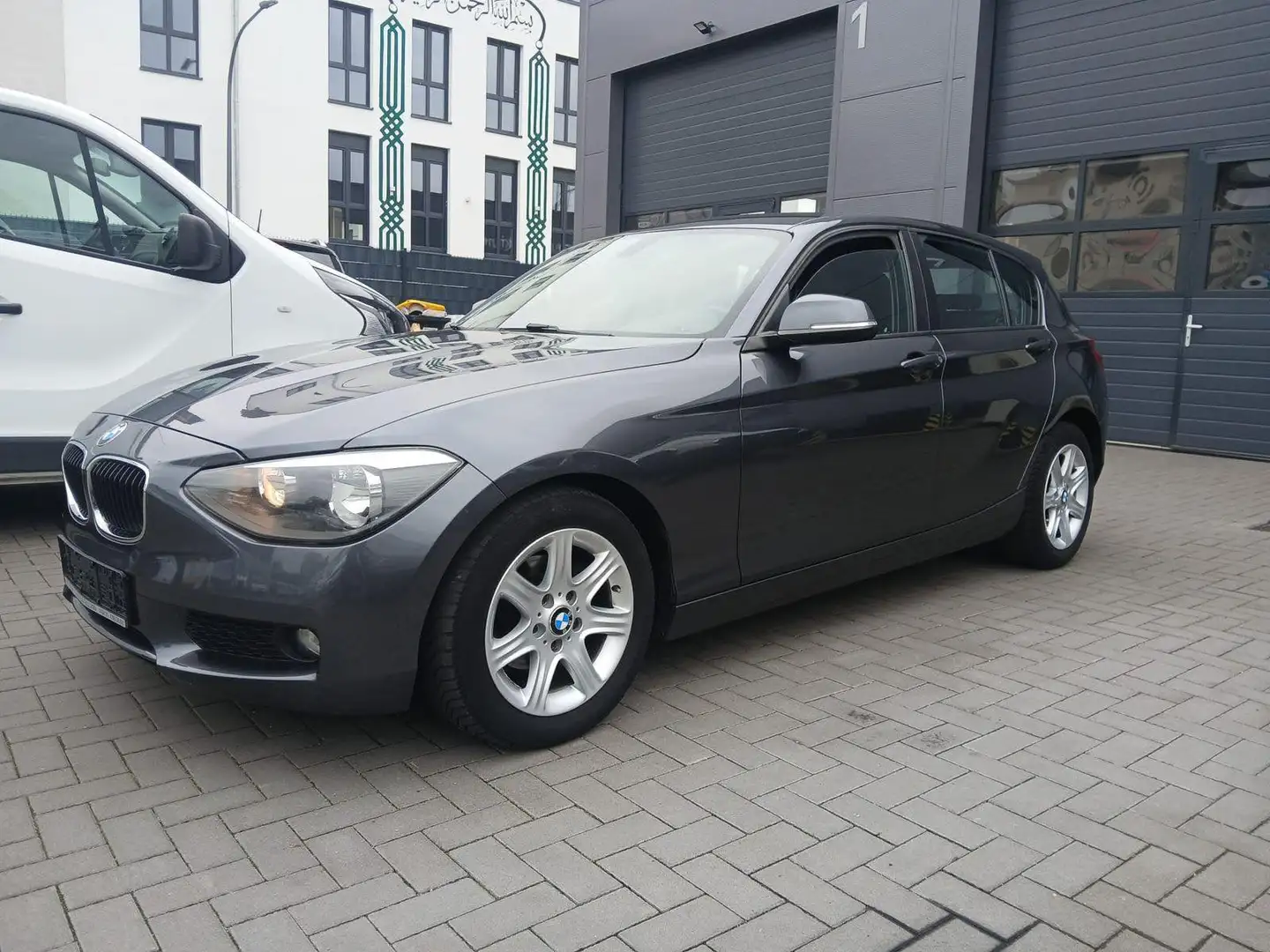 BMW 118 118d Aut. Urban Line Grau - 2