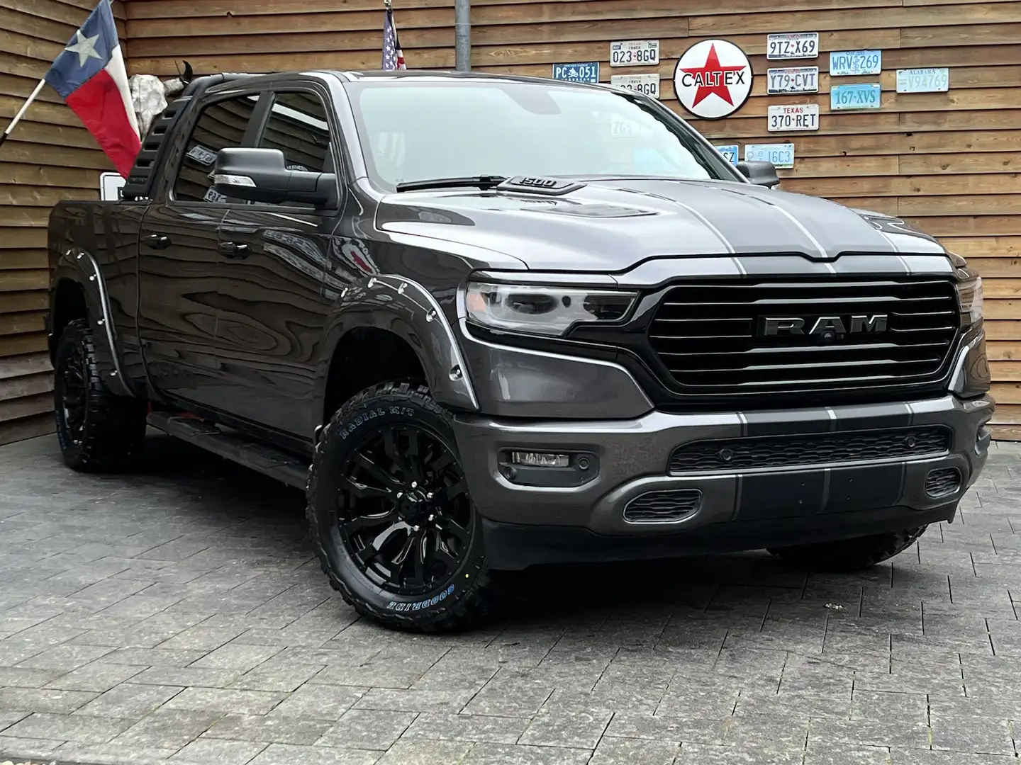 Dodge RAM 1500 Night Edition 5,7L LPG 12´´ Nav 4x4 AHK Gris - 2