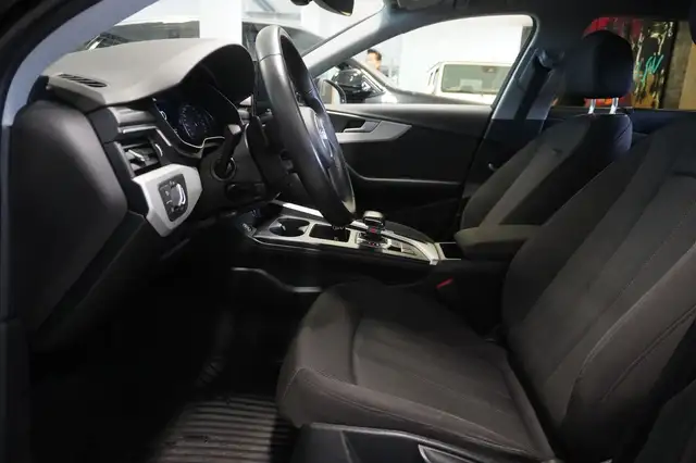 Audi A4 view 8