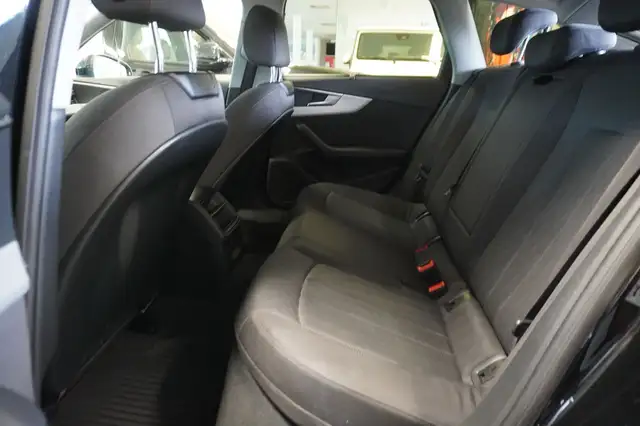 Audi A4 view 9