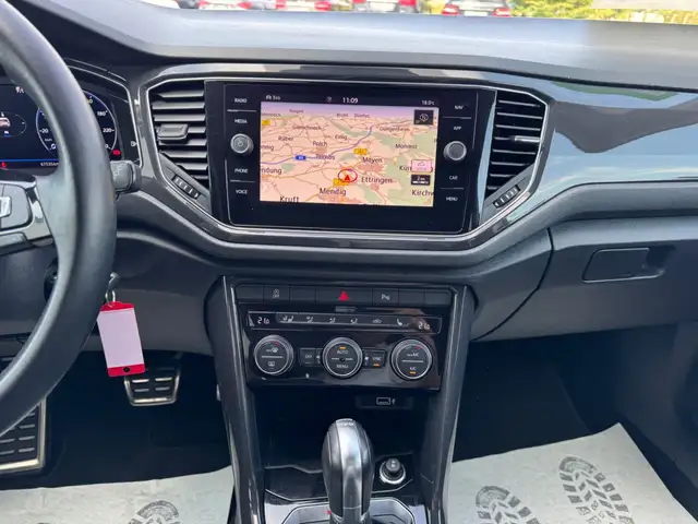 Volkswagen T-Roc view 13