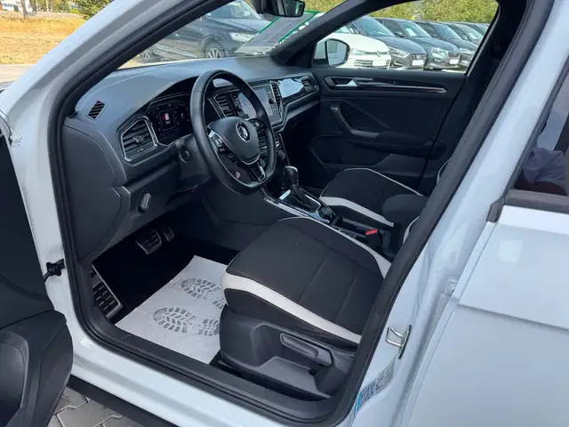 Volkswagen T-Roc view 9
