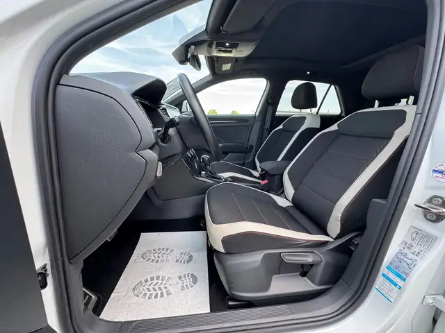 Volkswagen T-Roc view 10