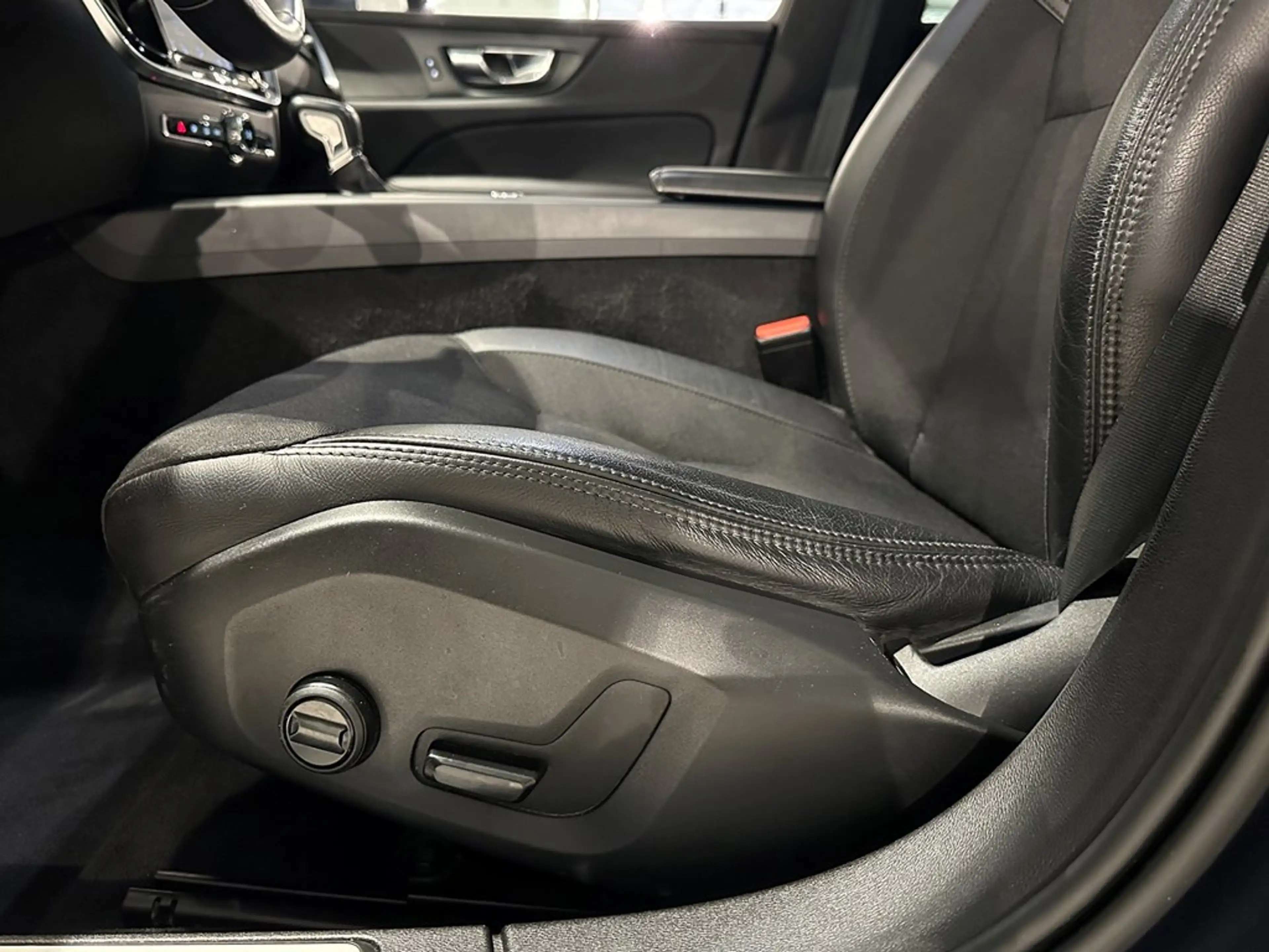 Volvo V60 Cross Country D3 AWD 4X4 Automaat + PANO DAK/TREKHAAK — photo 6