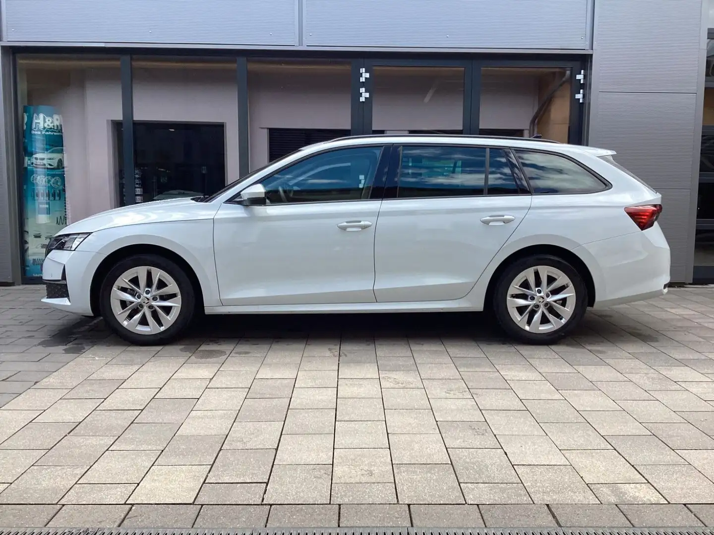 Skoda Octavia Combi 1.5 eTSI DSG Selection LED+AHK+ACC Weiß - 1