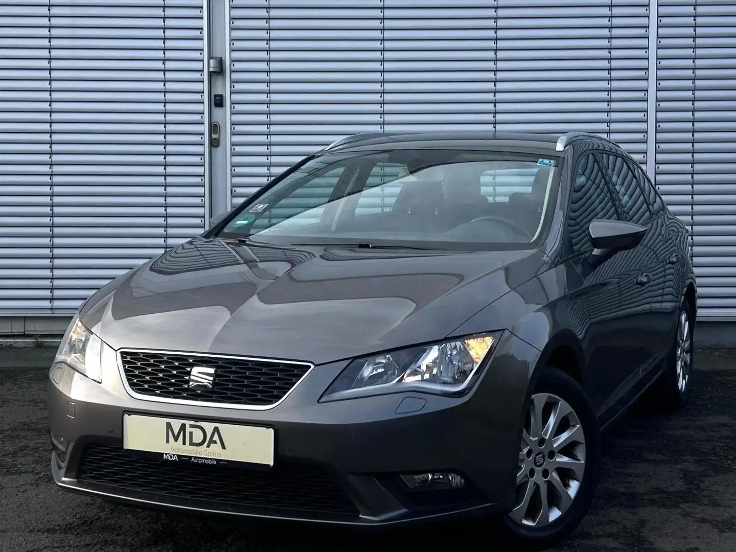 SEAT Leon 1.6TDI ST Style Automatik 1.Hand AHK  DSG Grau - 2