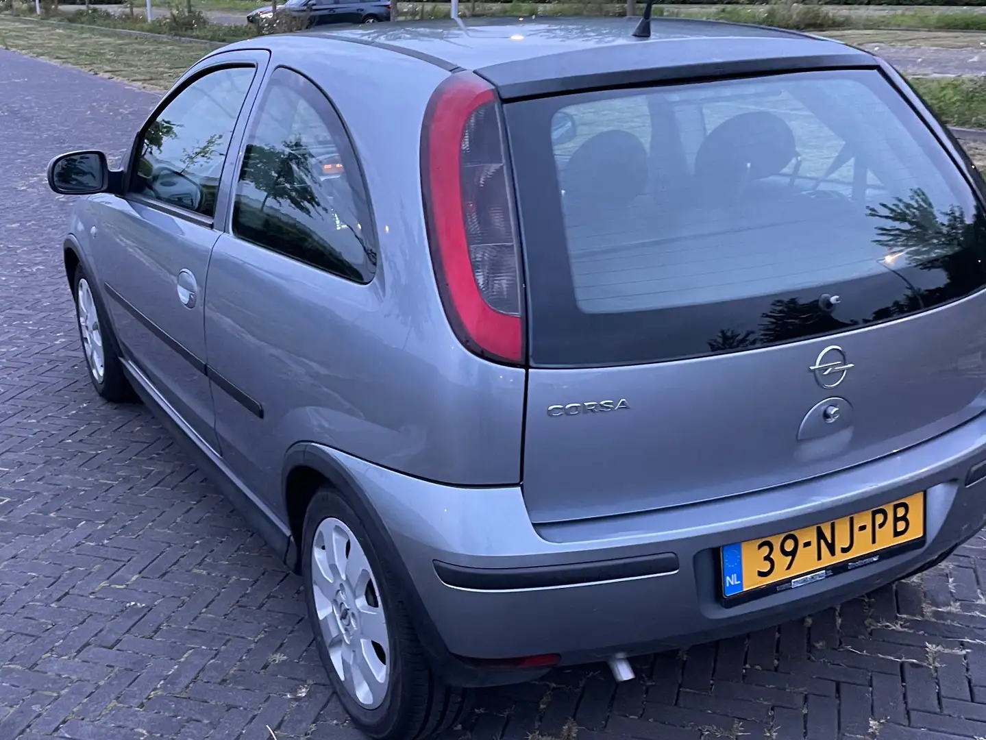 Opel Corsa Corsa 1.4-16V Sport Grijs - 2
