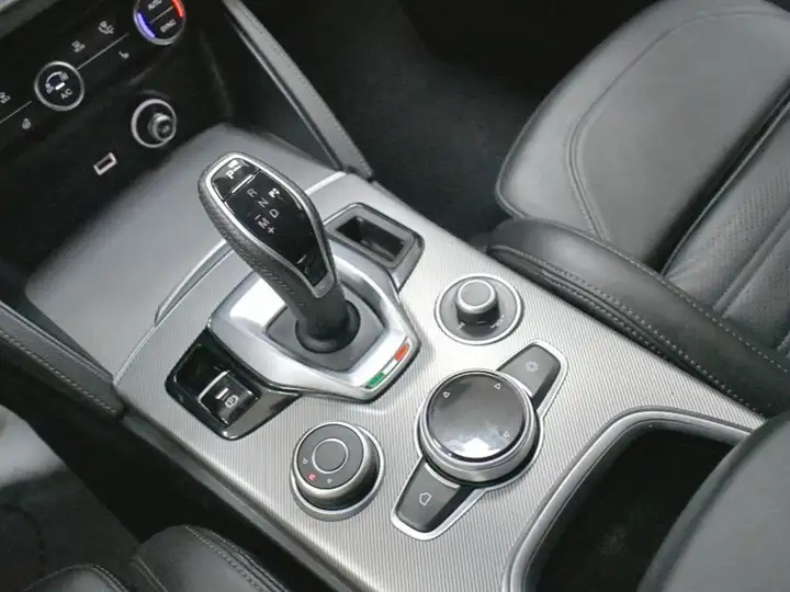 Alfa Romeo Stelvio 2022, foto 17