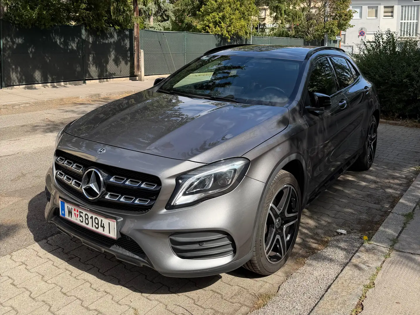 Mercedes-Benz GLA 200 GLA 200 d Austria Edition Austria Edition Grau - 1