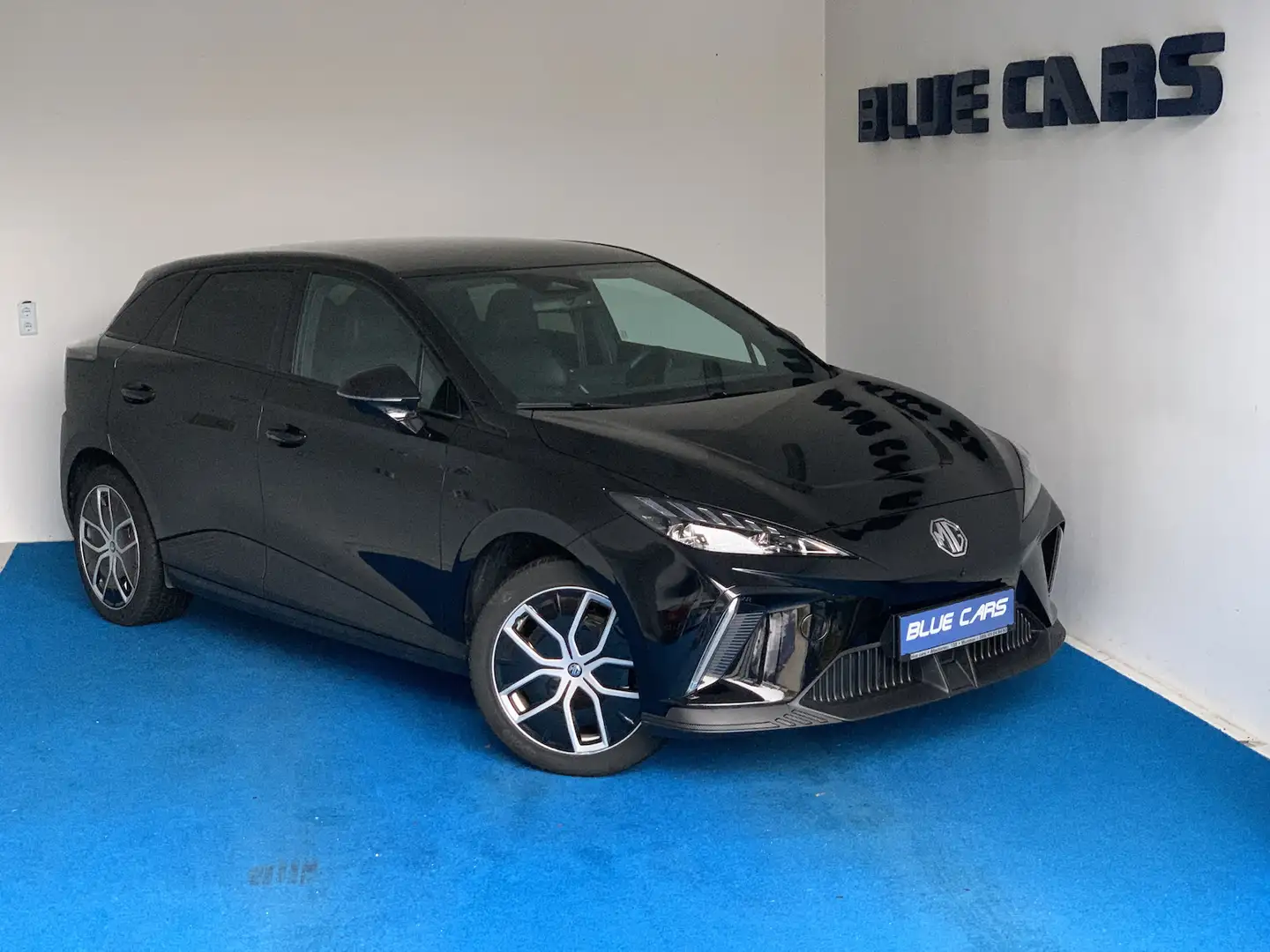 MG MG4 64kWh Luxury/360°/Leder/ACC/LED/V2L/DAB/CarPlay Noir - 1