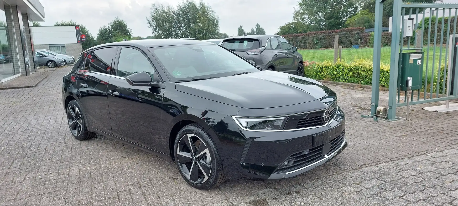 Opel Astra 1.2 Turbo Elegance S/S Zwart - 2