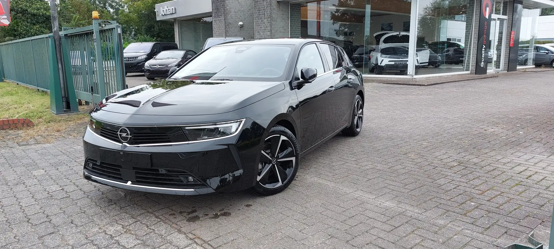 Opel Astra 1.2 Turbo Elegance S/S Zwart - 1