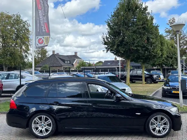 BMW 3 Series view 4