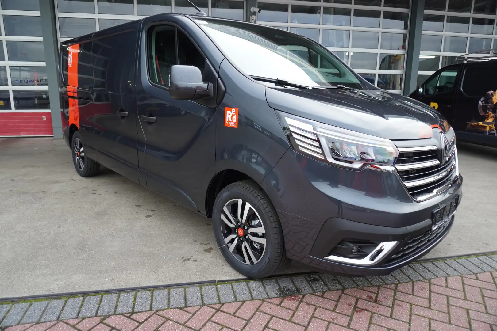 Renault Trafic 2.0 Blue dCi 170pk T30 L2H1 Red Edition Exclusive Grijs - 2