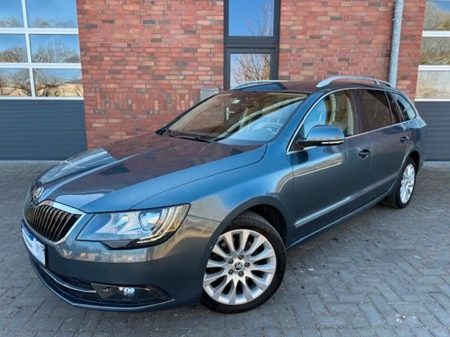 Skoda Superb SUPERB 1.8TFSI AUTOM,LEDER,BI-XENON,PARK-ASS Серый - 1