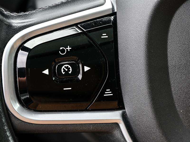 2021 Volvo XC90 thumb 16