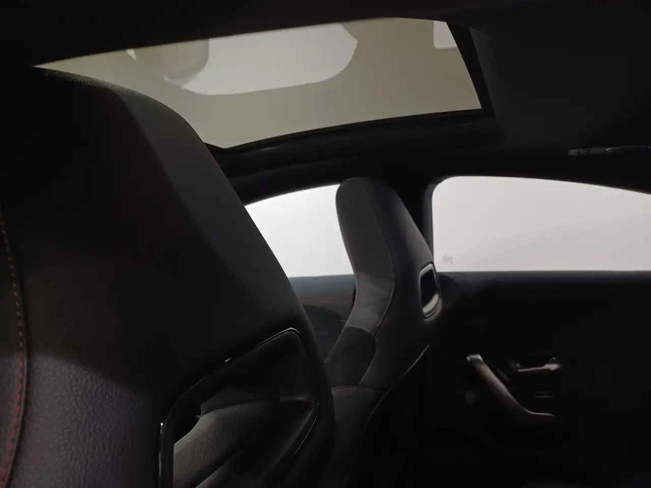 Mercedes-Benz CLA снимка Mercedes-Benz CLA
