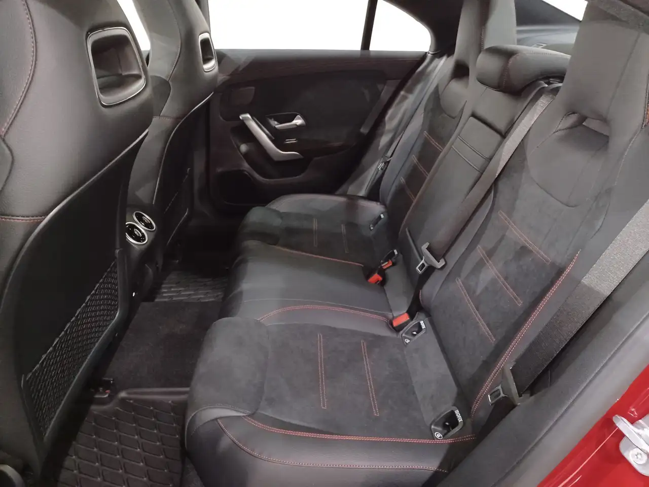 Mercedes-Benz CLA снимка Mercedes-Benz CLA