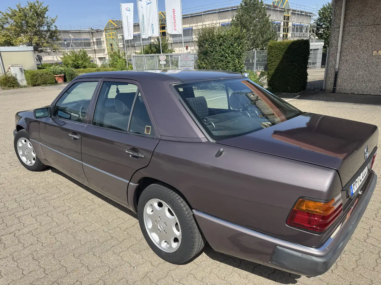 Mercedes-Benz E 260 H-Kehnzeihen, foto 12