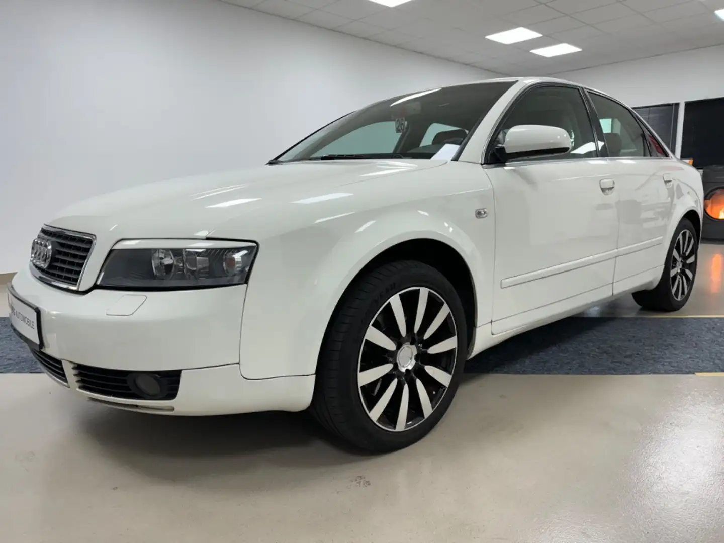 Audi A4 Lim. 3.0 quattro*PDC*AHK*AC*TEMP*8F*LMF*STZHZ Weiß - 1