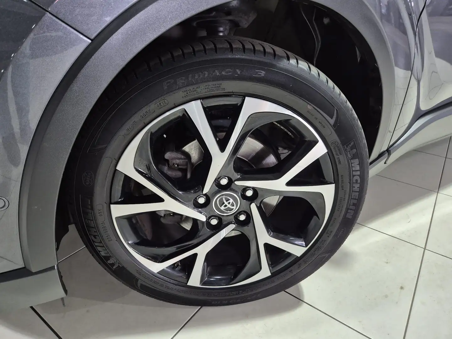Toyota C-HR 1.2 Executive | Nette auto | Dealer onderhouden | Grijs - 2