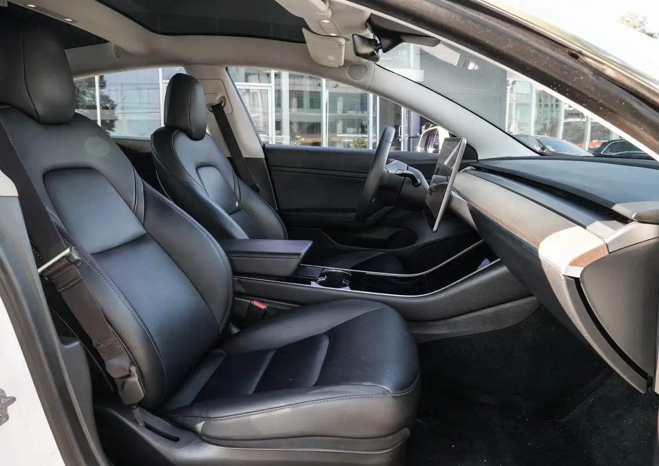 Tesla Model 3 снимка Tesla Model 3