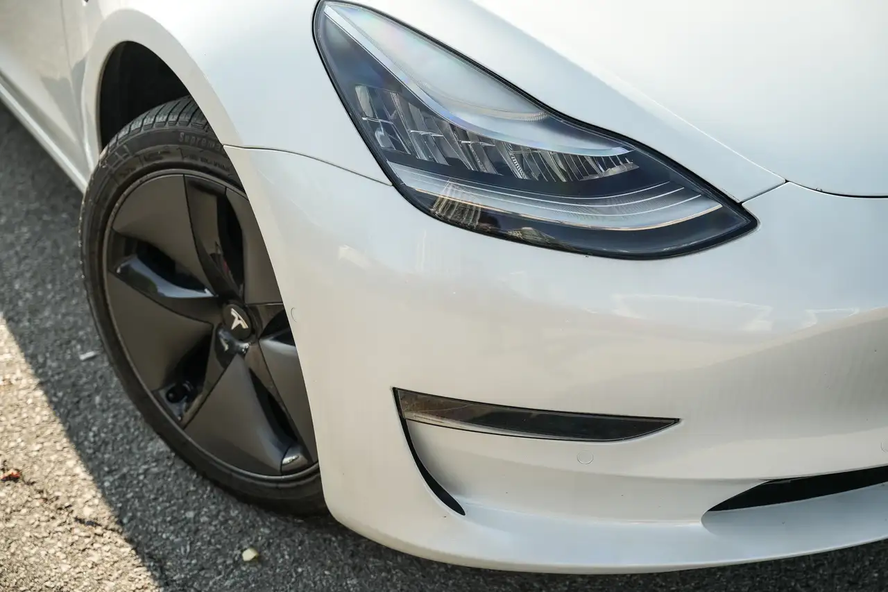 Tesla Model 3 снимка Tesla Model 3