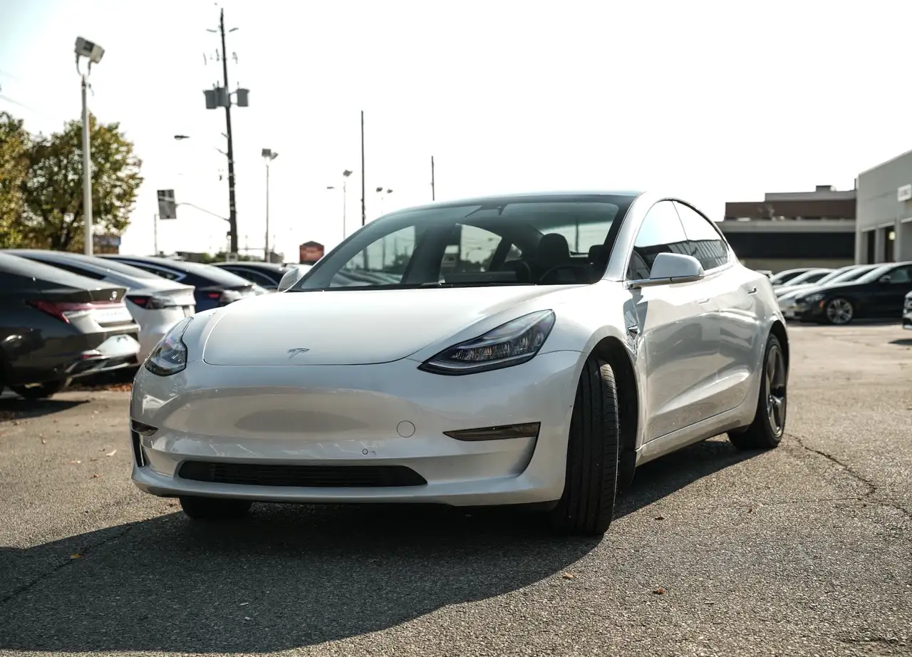 Tesla Model 3 снимка Tesla Model 3
