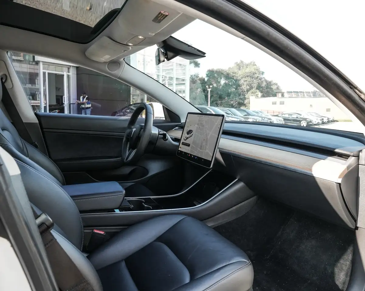 Tesla Model 3 снимка Tesla Model 3