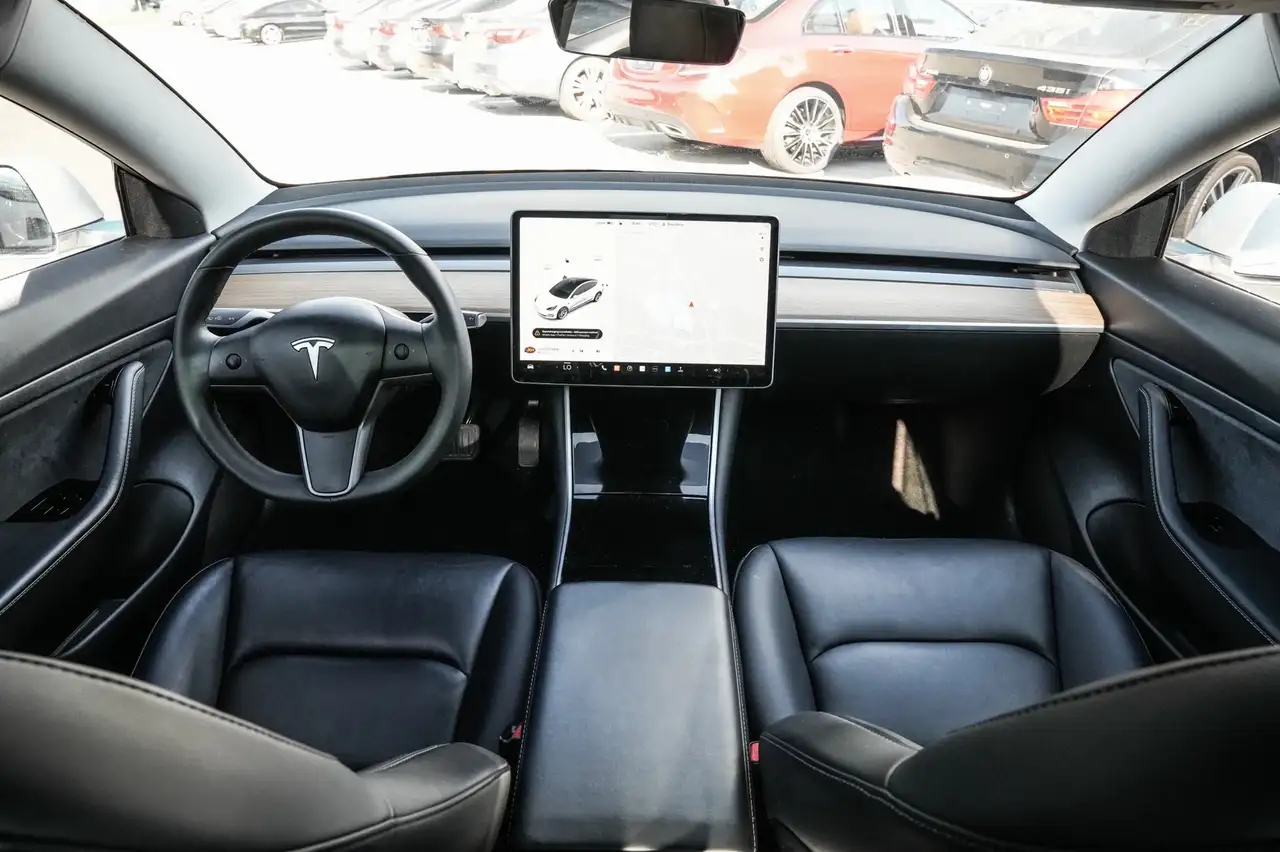 Tesla Model 3 снимка Tesla Model 3