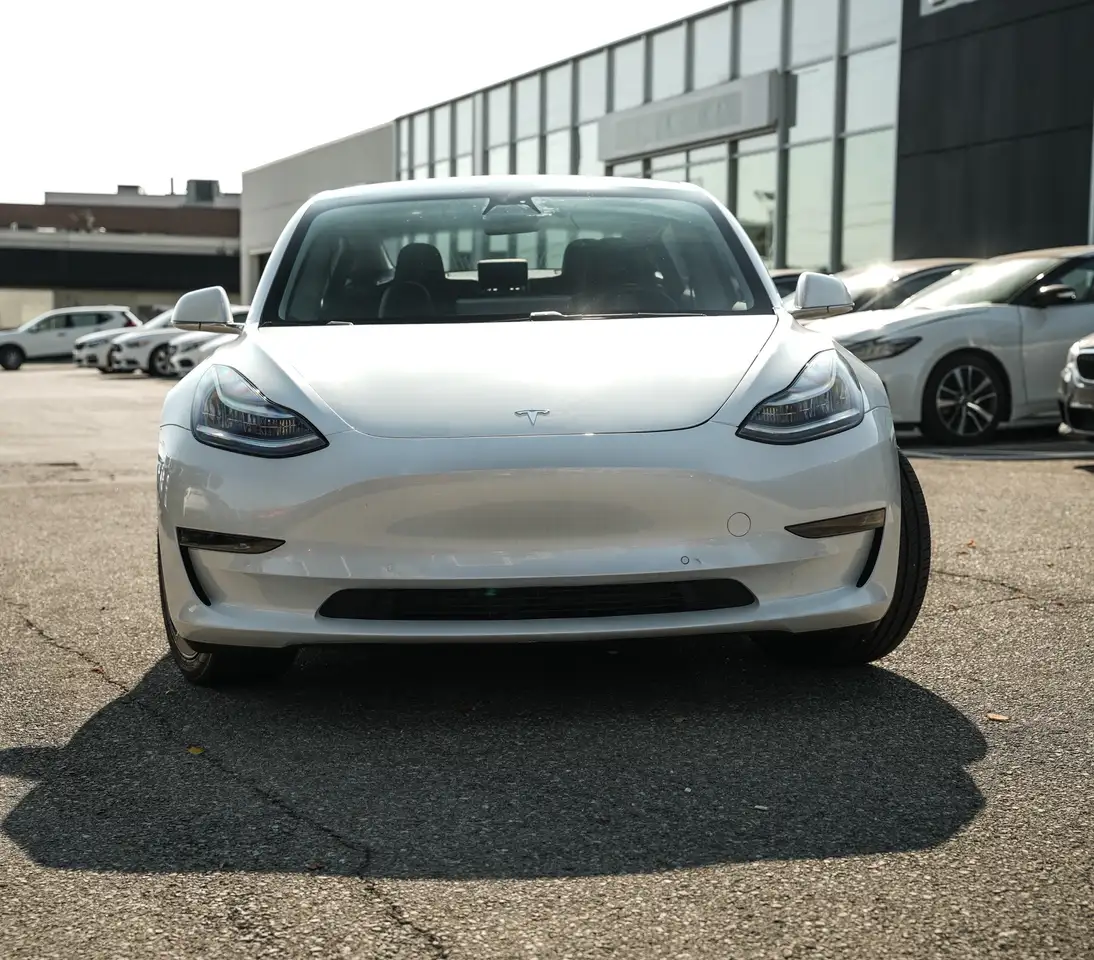 Tesla Model 3 снимка Tesla Model 3