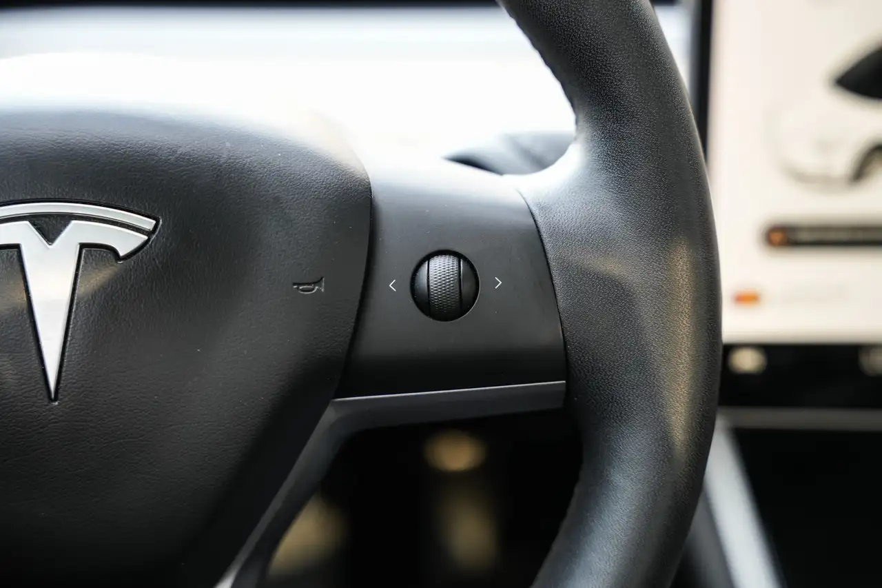 Tesla Model 3 снимка Tesla Model 3