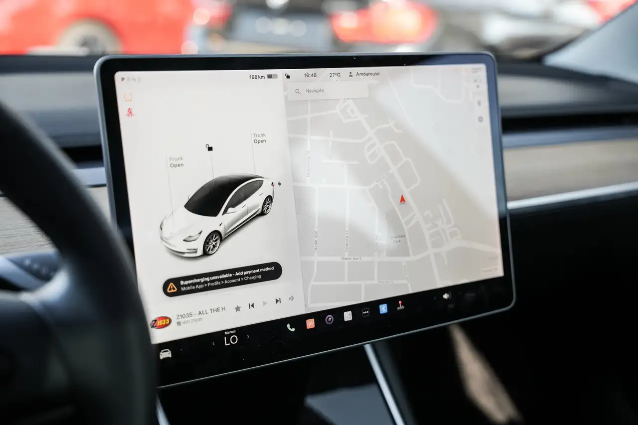 Tesla Model 3 снимка Tesla Model 3